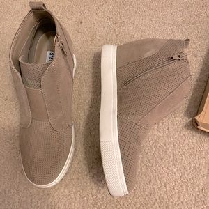 Steve Madden Taupe wedges